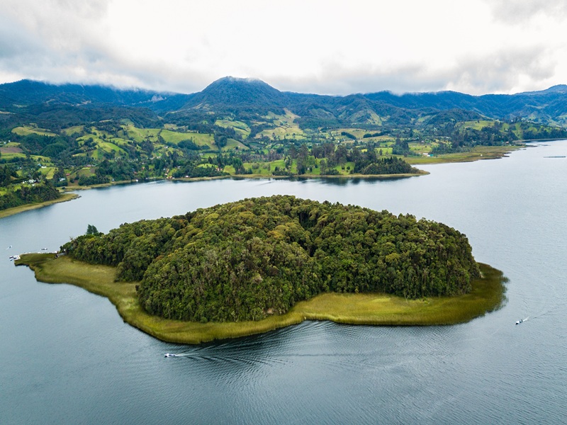 Laguna en medio de bosque, Laguna de la cocha, Pasto Nariño
